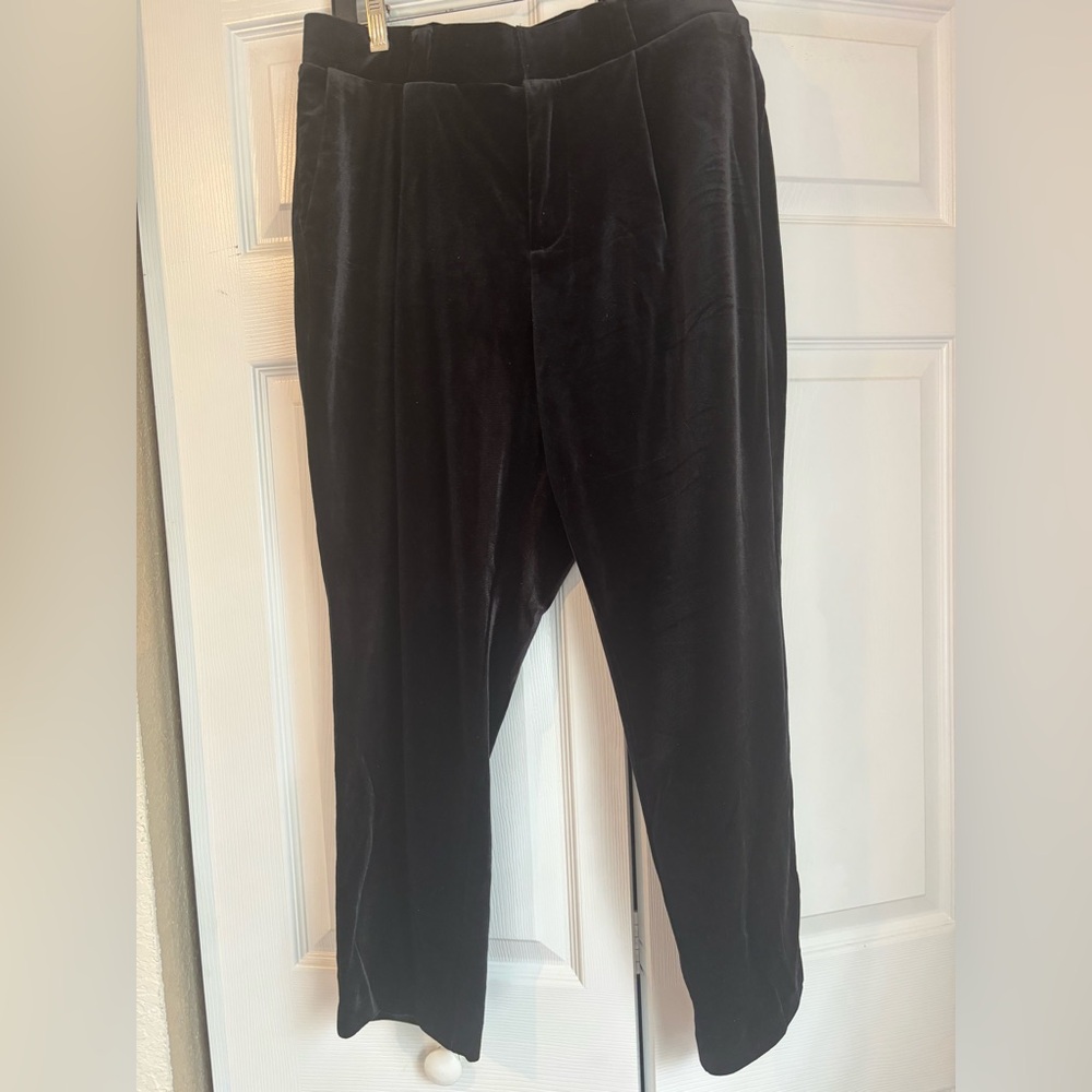 Torrid Relaxed Taper Black Velvet High-Rise Pant, 14S, like new
